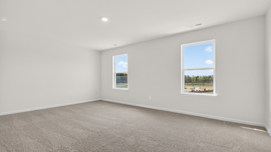 beroom with carpet flooring
