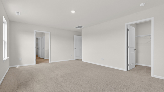 beroom with carpet flooring