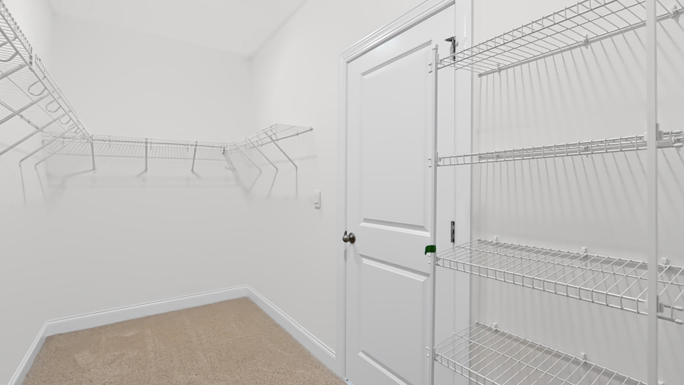 walkin closet with wrie shelving