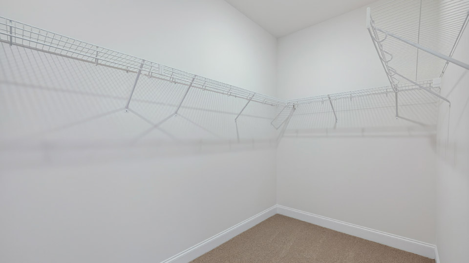 walk in closet with wire shelving