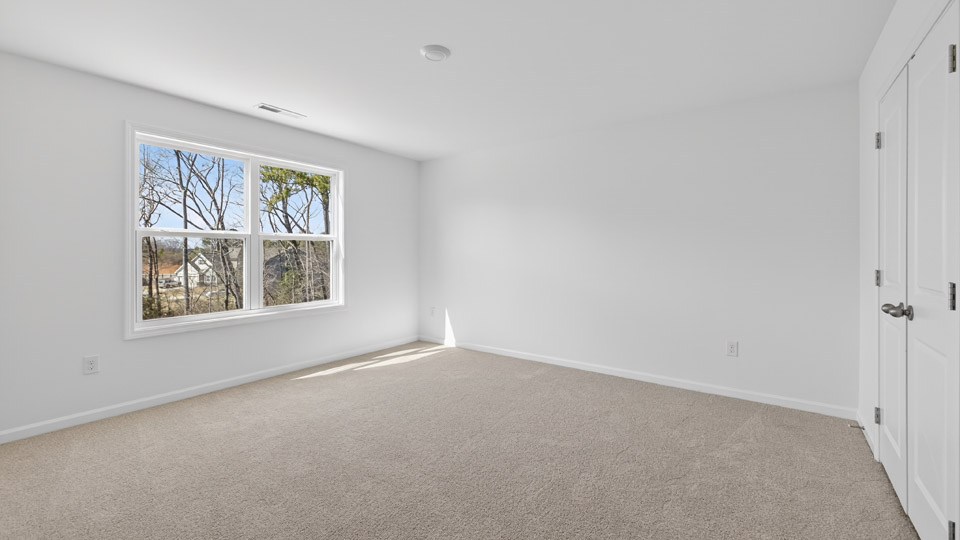 secondary bedroom with window and closet, carpeting