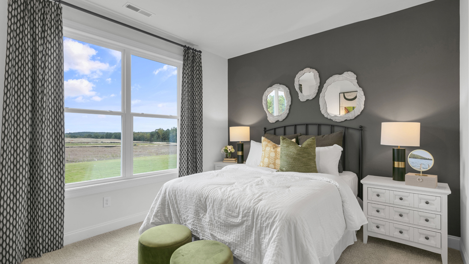 secondary bedroom with window and closet, carpeting
