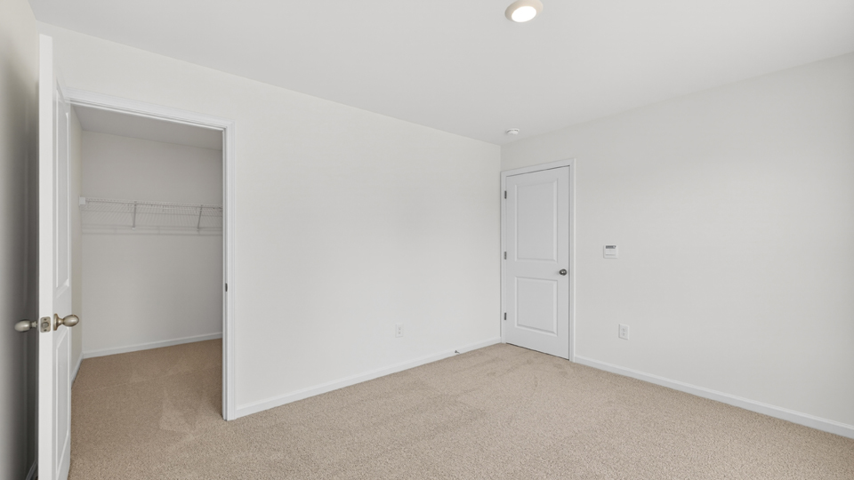 secondary bedroom with window and closet, carpeting