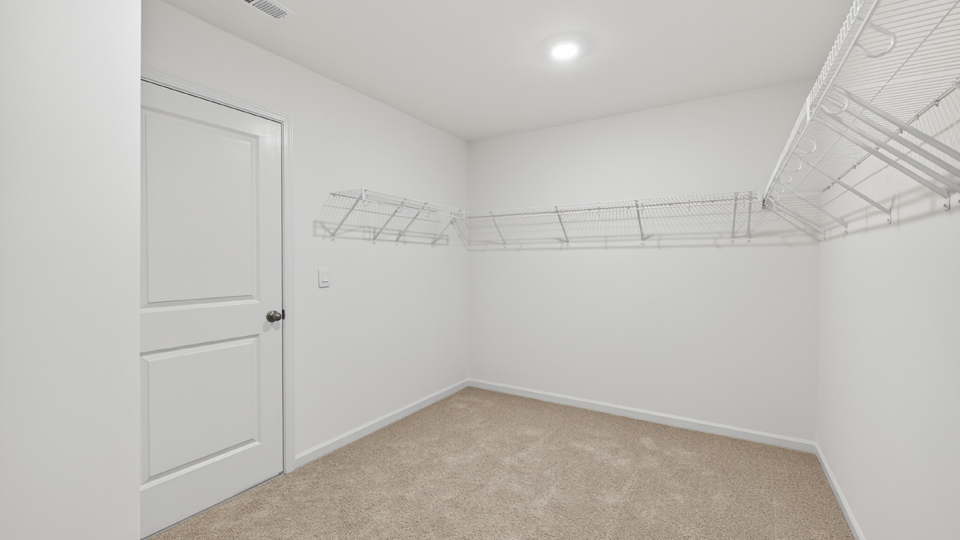 walk in closet with wire shelving