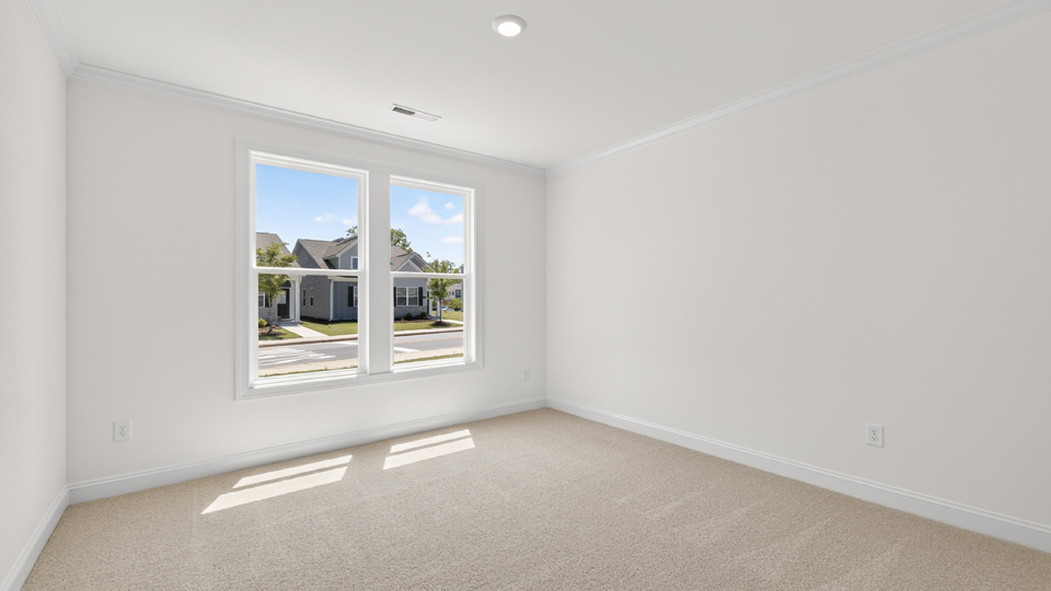 secondary bedroom with window and closet, carpeting