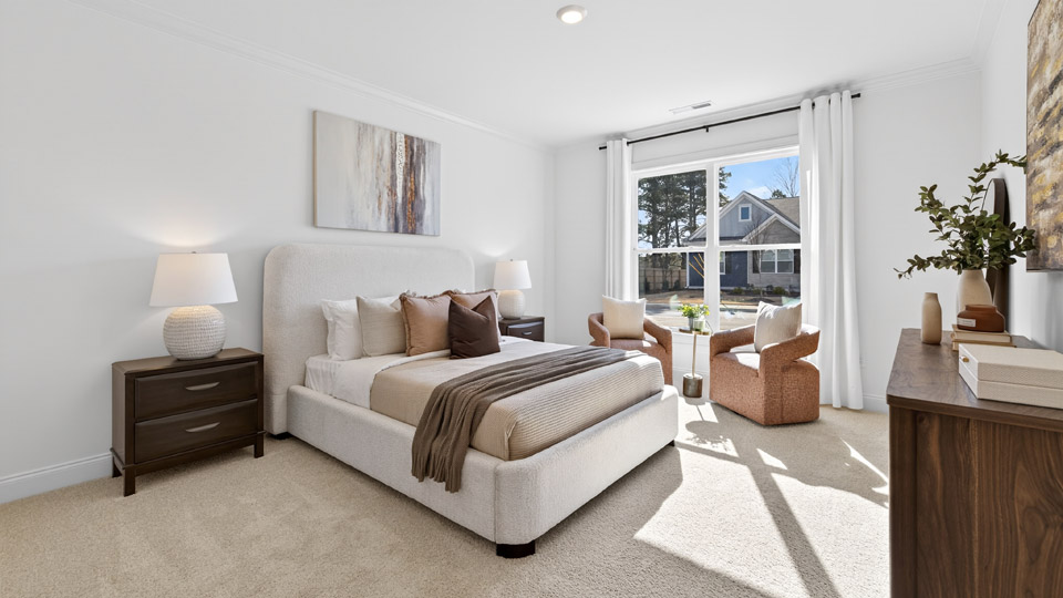 secondary bedroom with window and closet, carpeting