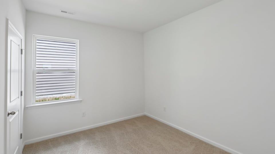 secondary bedroom with window and closet, carpeting