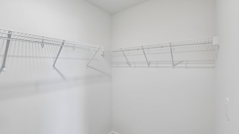 walk in closet with wire shelving
