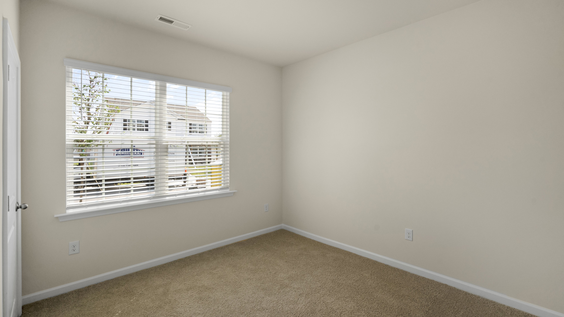 secondary bedroom with window and closet, carpeting