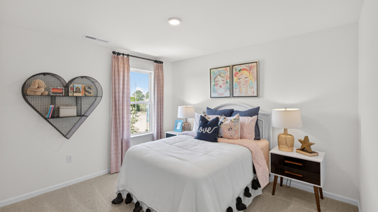 secondary bedroom with window and closet, carpeting
