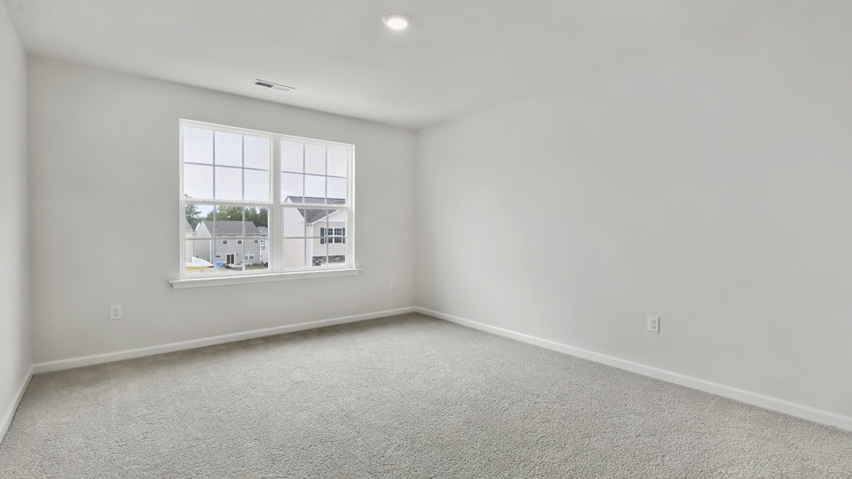 secondary bedroom with window and closet, carpeting