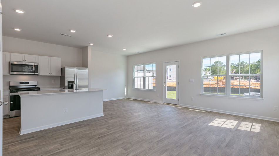 KITCHEN/DINING AREA
