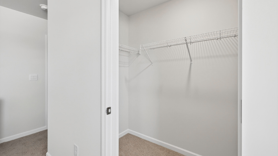 walk in closet with wire shelving
