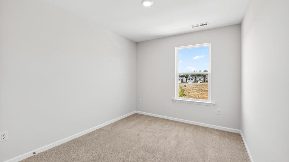secondary bedroom with window and closet, carpeting