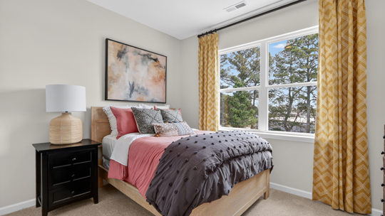 secondary bedroom with window and closet, carpeting