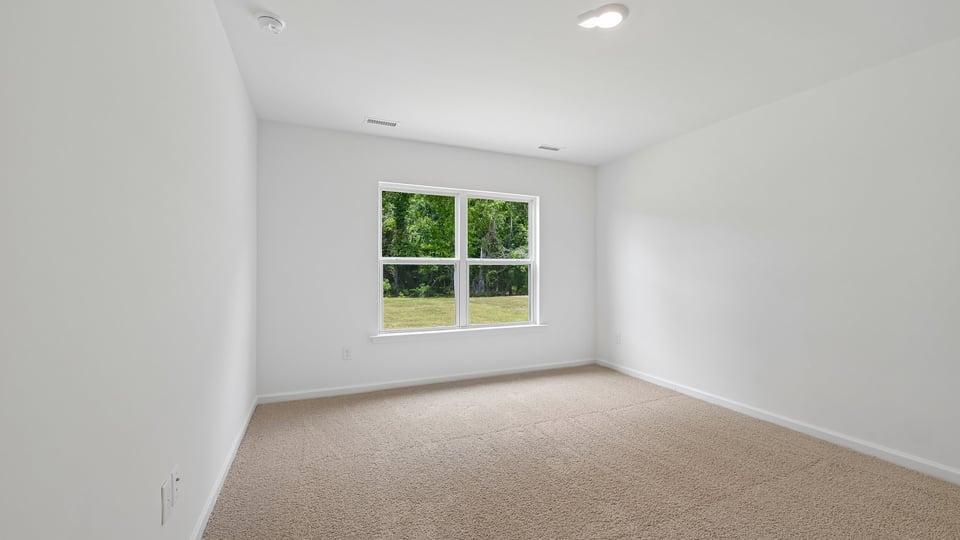 secondary bedroom with carpet flooring