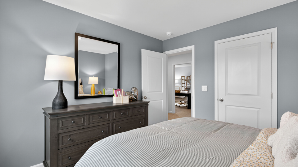 secondary bedroom with window and closet, carpeting