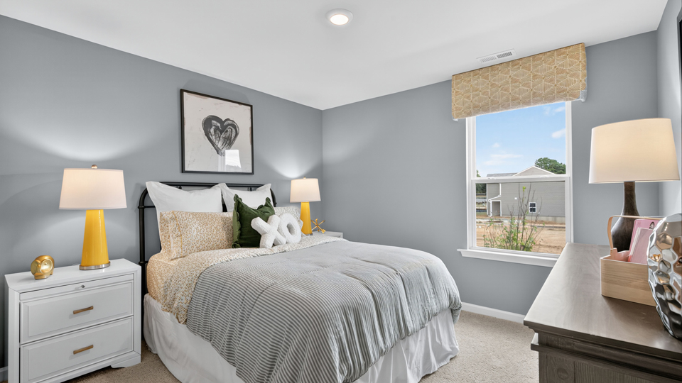 secondary bedroom with window and closet, carpeting