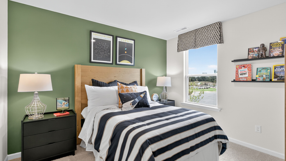 additional bedroom with window, carpeting, closet