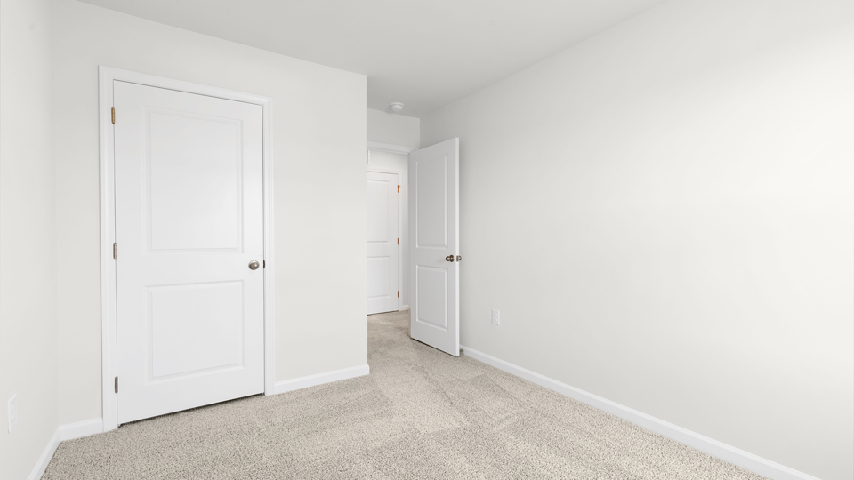 secondary bedroom with window and closet, carpeting