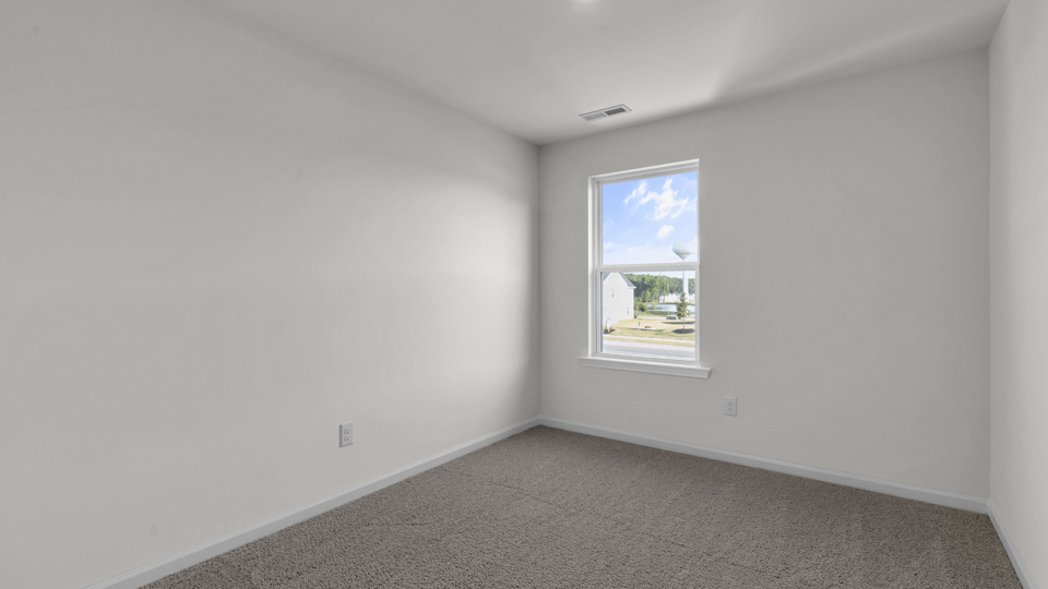 secondary bedroom with window and closet, carpeting