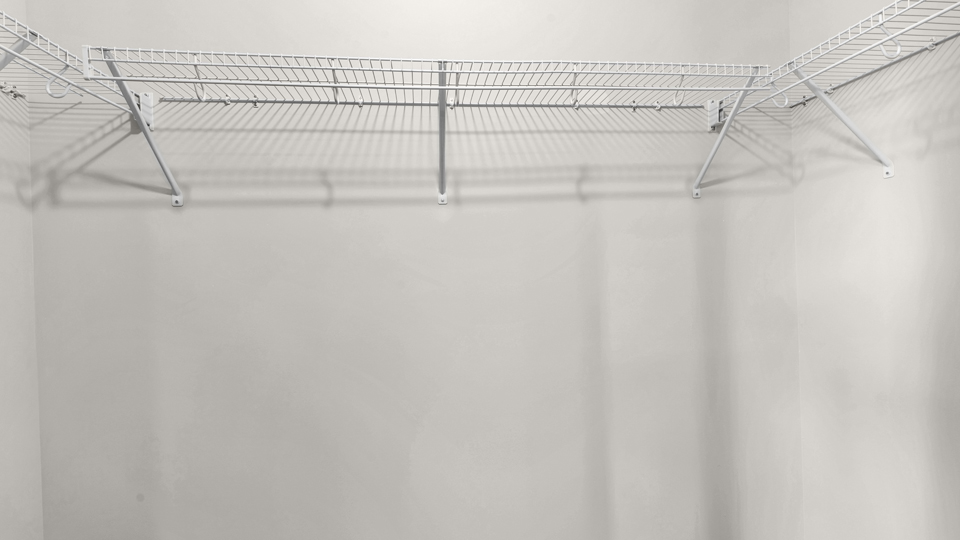 walk in closet with wire shelving