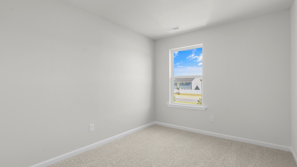 secondary bedroom with window and closet, carpeting
