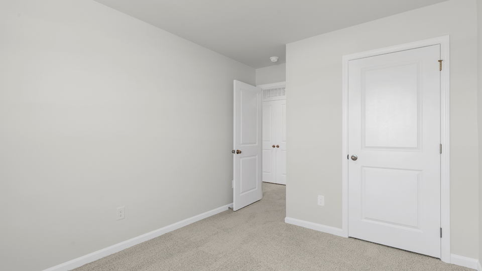 secondary bedroom with window and closet, carpeting