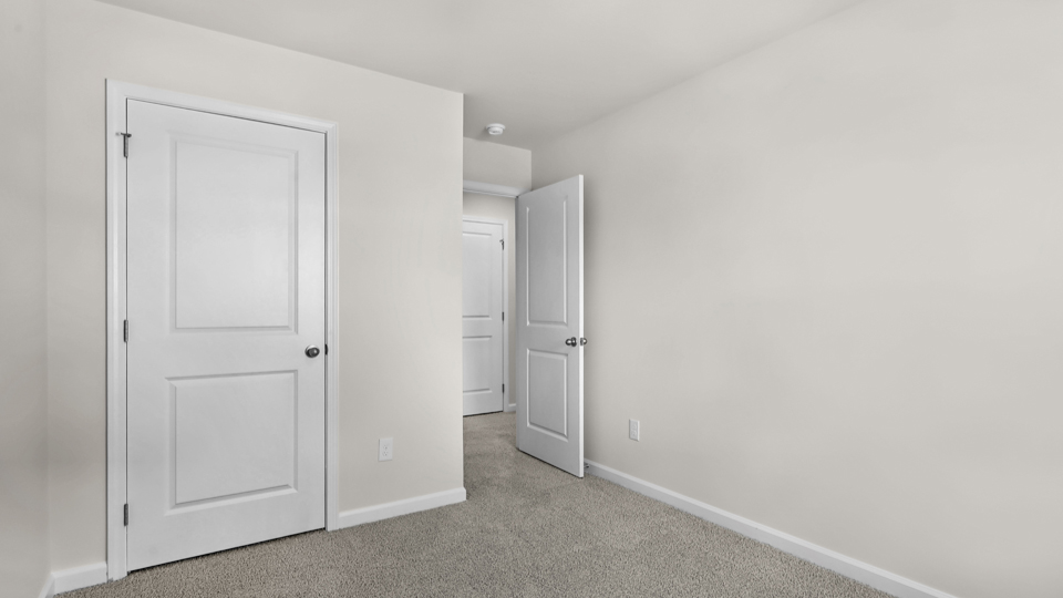secondary bedroom with window and closet, carpeting