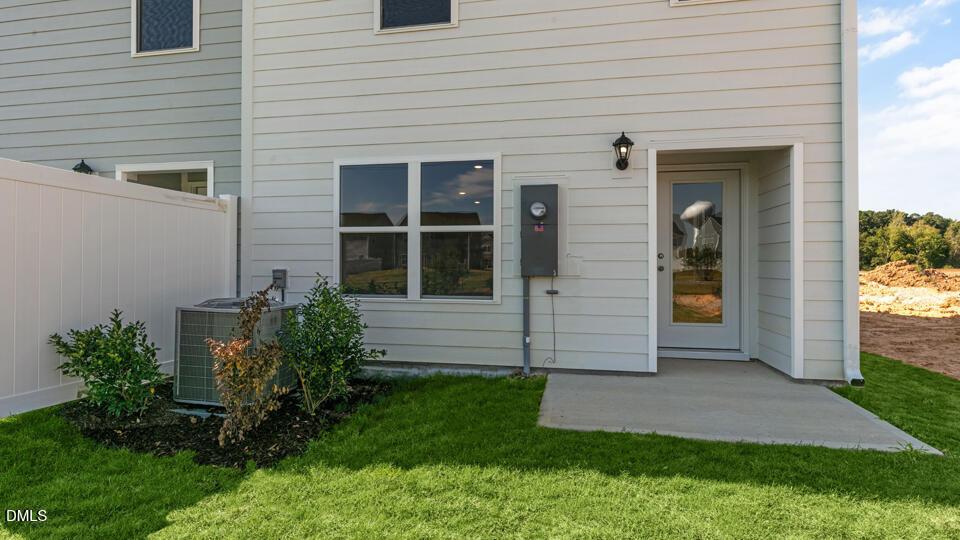 * Photos are not of actual home or interior features and are representative of floor plan only. *