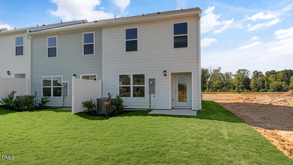 * Photos are not of actual home or interior features and are representative of floor plan only. *