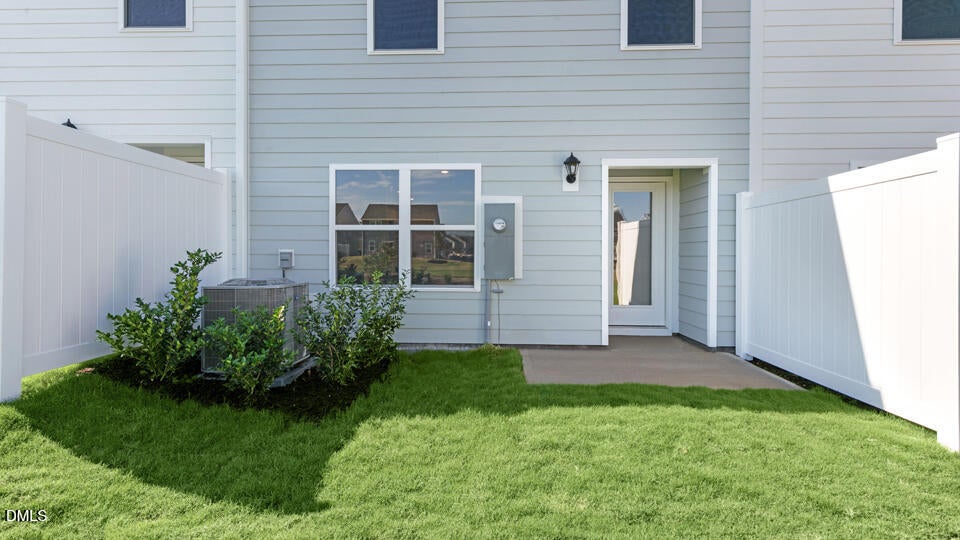 * Photos are not of actual home or interior features and are representative of floor plan only. *