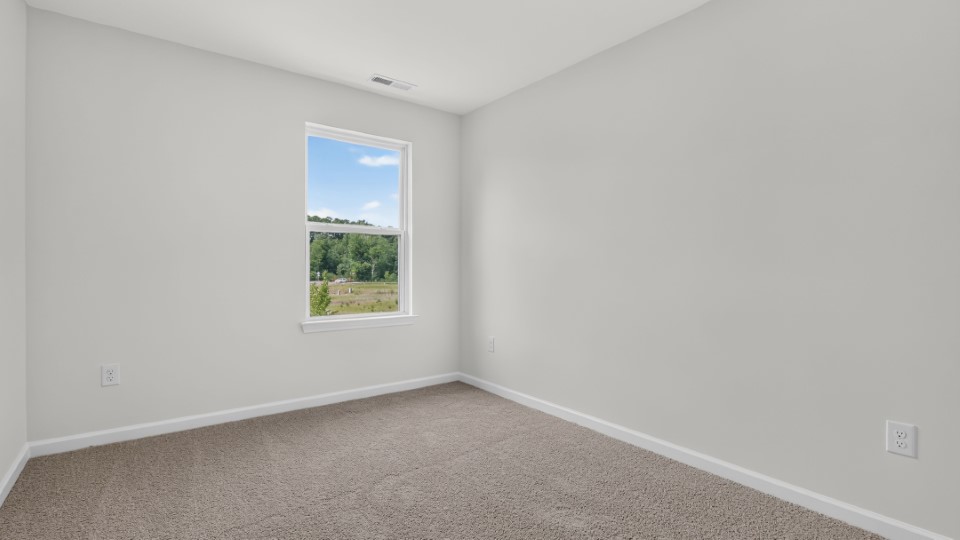 secondary bedroom with window and closet, carpeting
