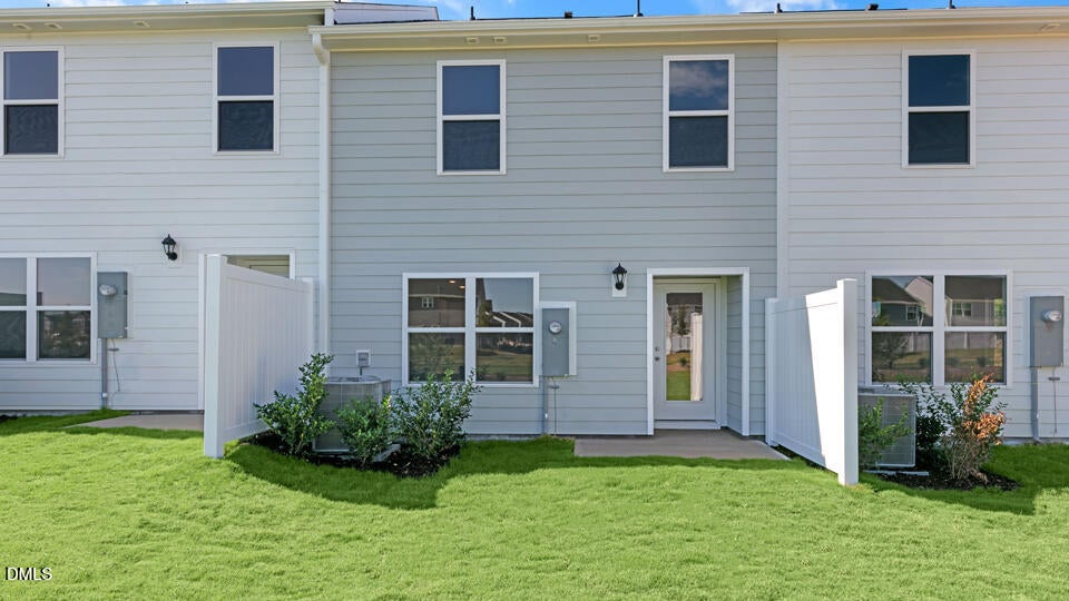 * Photos are not of actual home or interior features and are representative of floor plan only. *