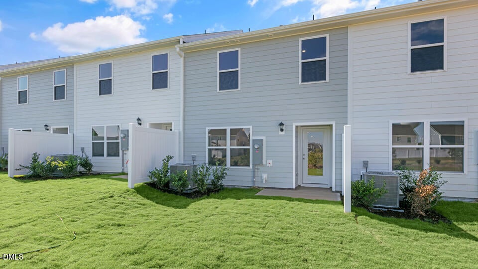 * Photos are not of actual home or interior features and are representative of floor plan only. *