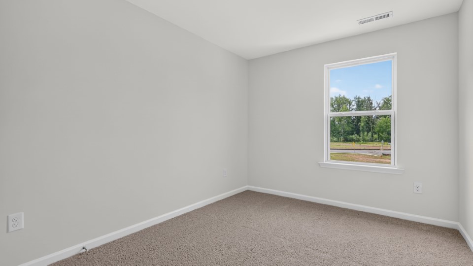 secondary bedroom with window and closet, carpeting