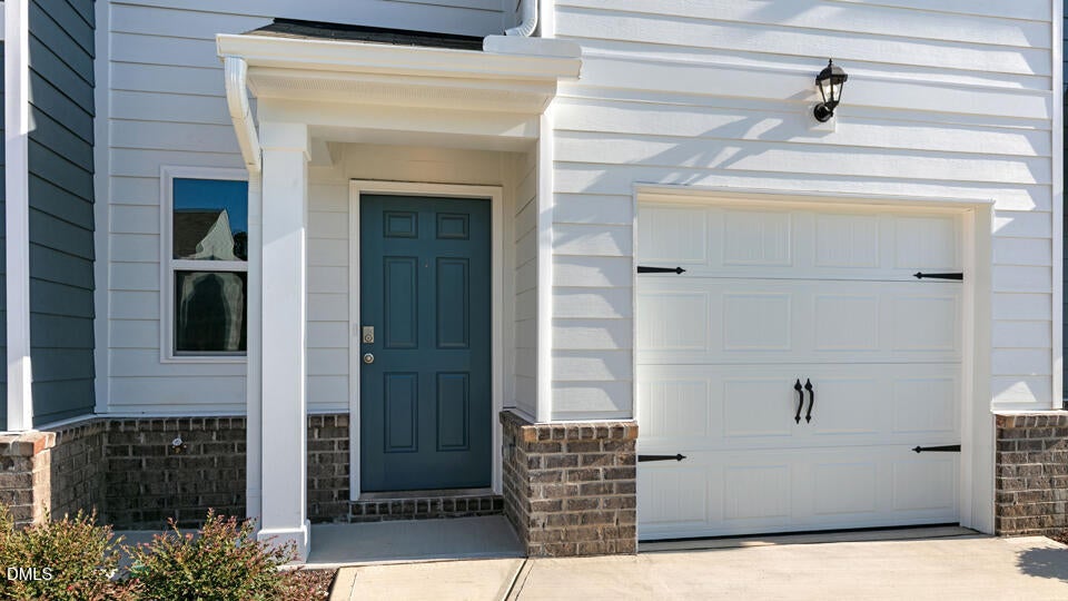 * Photos are not of actual home or interior features and are representative of floor plan only. *