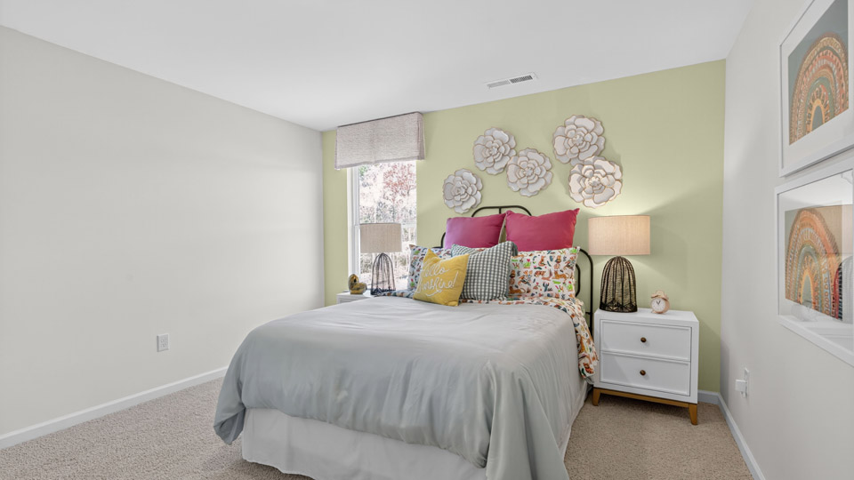 secondary bedroom with window and closet, carpeting