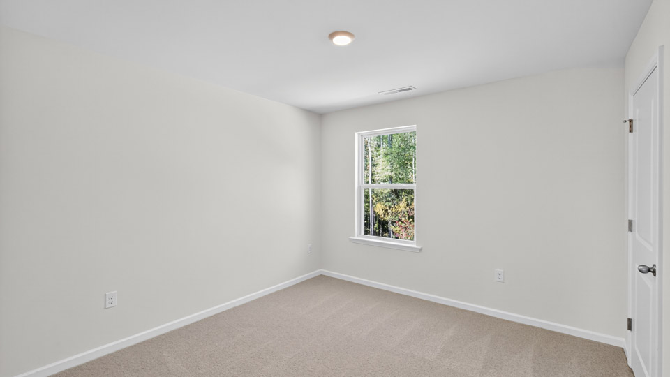 secondary bedroom with window and closet, carpeting