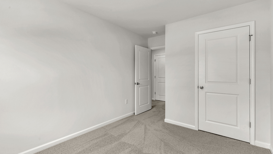 secondary bedroom with window and closet, carpeting