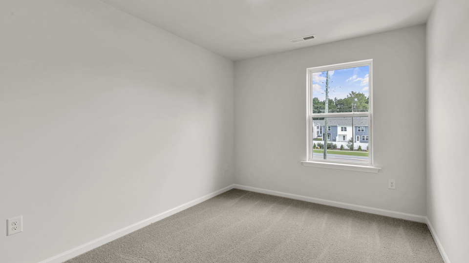 secondary bedroom with window and closet, carpeting