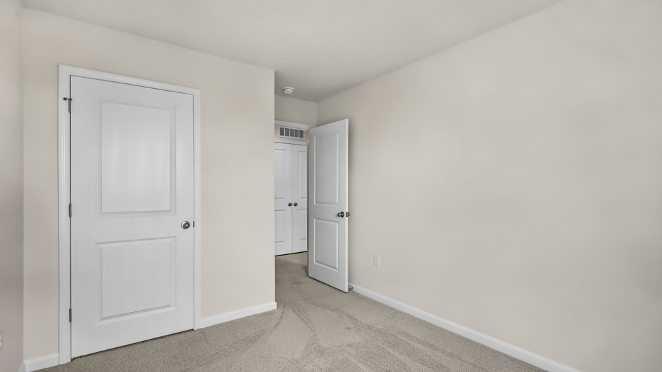 secondary bedroom with window and closet, carpeting