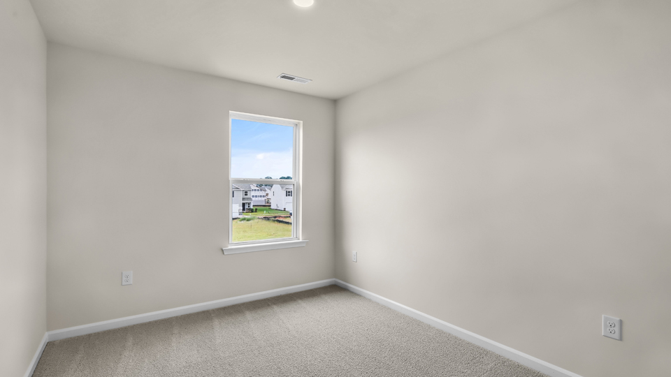 secondary bedroom with window and closet, carpeting
