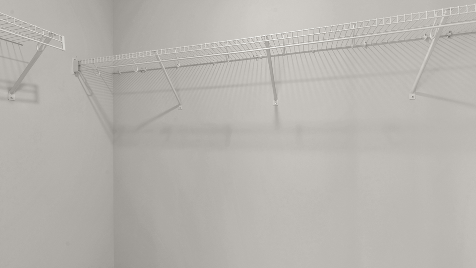 walk in closet with wire shelving