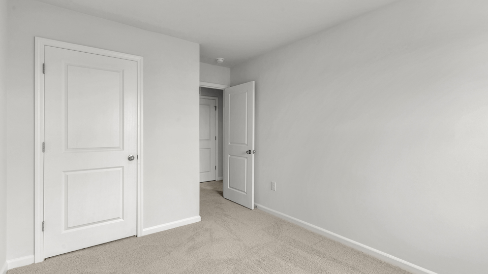 secondary bedroom with window and closet, carpeting