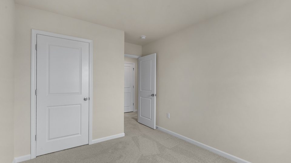 secondary bedroom with window and closet, carpeting
