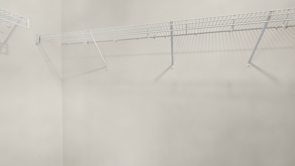 walk in closet with wire shelving