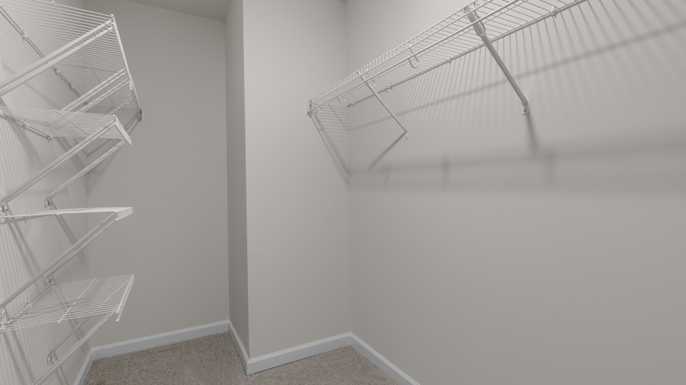 walk-in closet with wire shelving