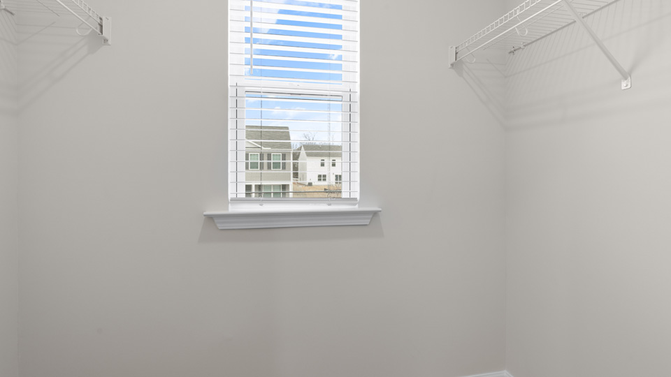 closet with wire shelving