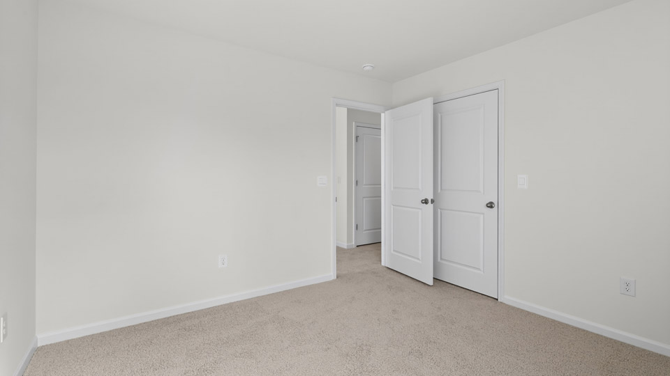 secondary bedroom with window and closet, carpeting